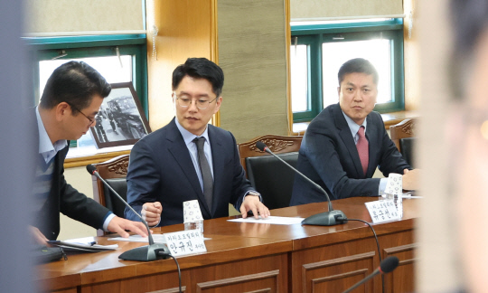 류긍선 카카오모빌리티 대표(왼쪽 두 번째)가 지난해 11월 서울 강남구 역삼동 전국택시연합회관에서 택시 4단체(전국택시노동조합연맹·전국민주택시노동조합연맹·전국개인택시운송사업조합연합회·전국택시운송사업조합연합회) 대표자들과 비공개 간담회를 하고 있다. 연합뉴스